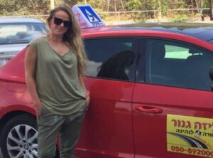 ליזה גנור מורה לנהיגה